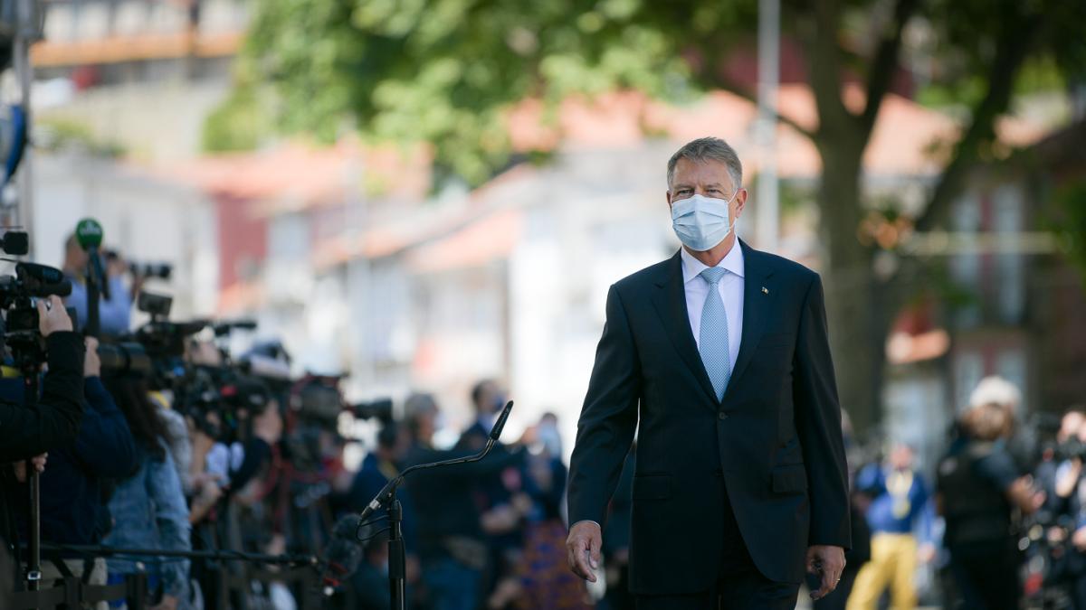 iohannis--mesaj-pentru-cadrele-medicale--prc-e2prc-80prc-9efiecare-epoca-isi-are-propriii-sai-eroiprc-e2prc-80prc-9d