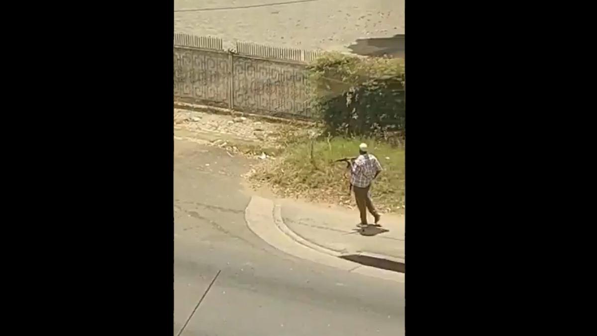 atac-armat-langa-ambasada-frantei--in-tanzania--trei-politisti-si-un-agent-de-securitate--ucisi---video