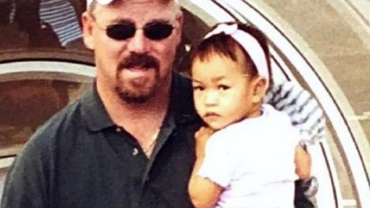 avea-14-luni-cand-parintii-sai-au-legat-o-bomba-de-ea-si-s-au-aruncat-toti-trei-in-aer--cum-a-supravietuit