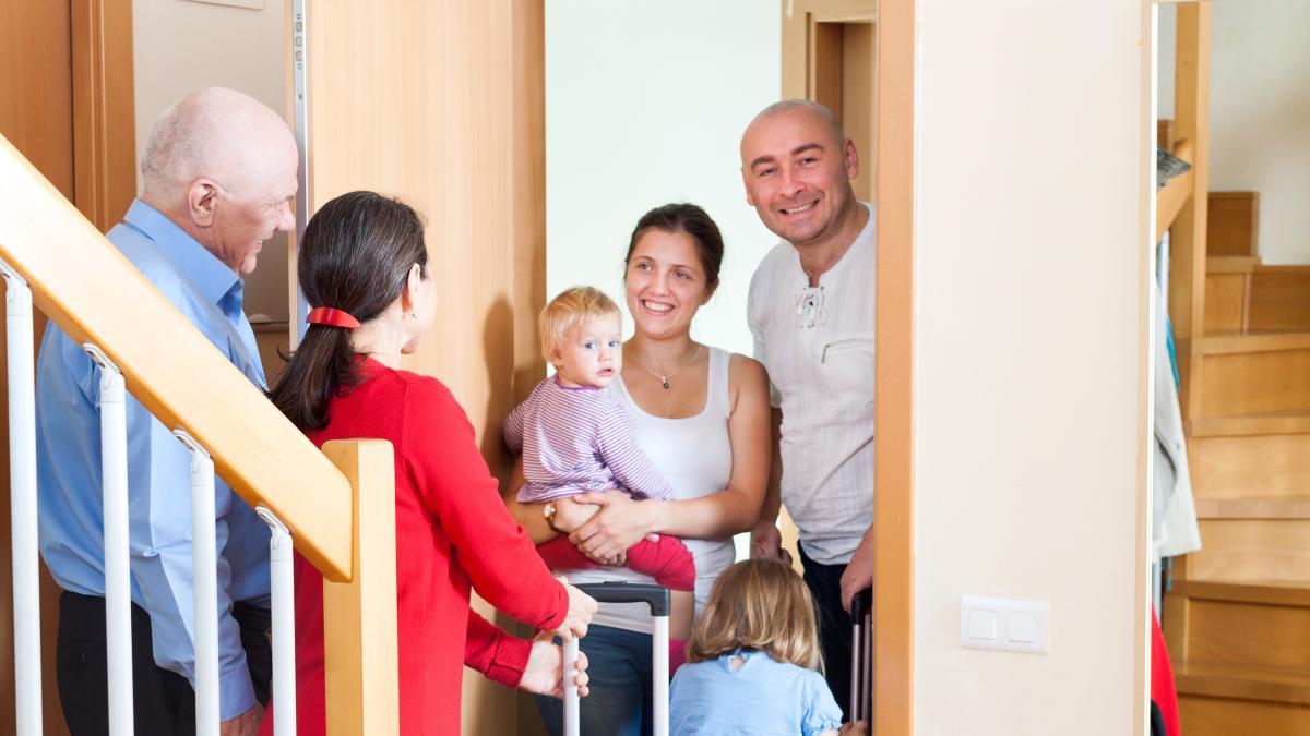 romanii-din-spania--dezbatere-emotionanta-despre-locul-pe-care-il-considera-acasa--romania-se-simte-ca-o-strainatate