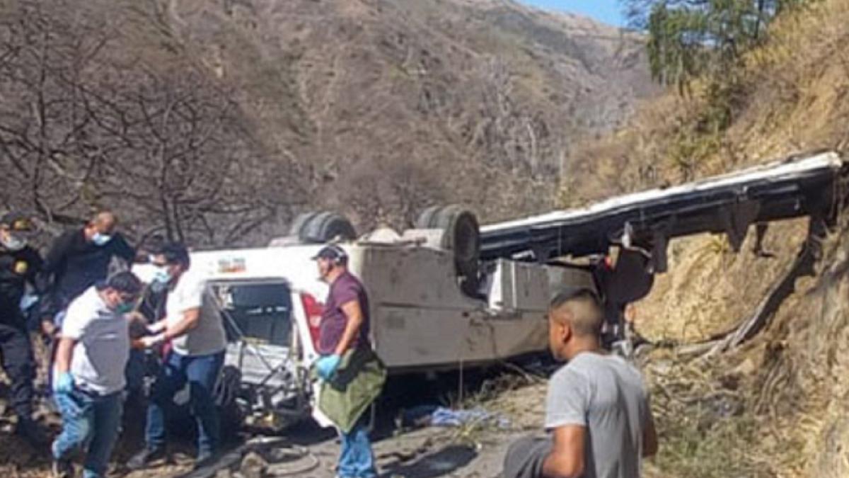 cel-putin-16-persoane-au-murit--dupa-ce-un-autobuz-s-a-prabusit-intr-o-prapastie