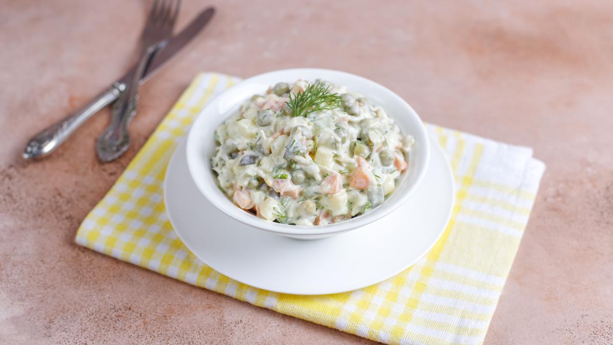 salata-ruseasca-cu-o-nota-cremoasa-de-maioneza--reteta-traditionala
