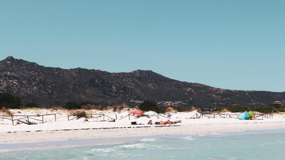 tone-de-nisip-furate-de-pe-plajele-din-sardinia--amenzile-se-ridica-pana-la-3000-de-euro-sau-inchisoare