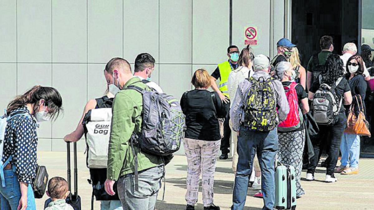 zeci-de-romani-care-voiau-sa-mearga-in-spania--blocati-pe-aeroport-ne-au-inselat