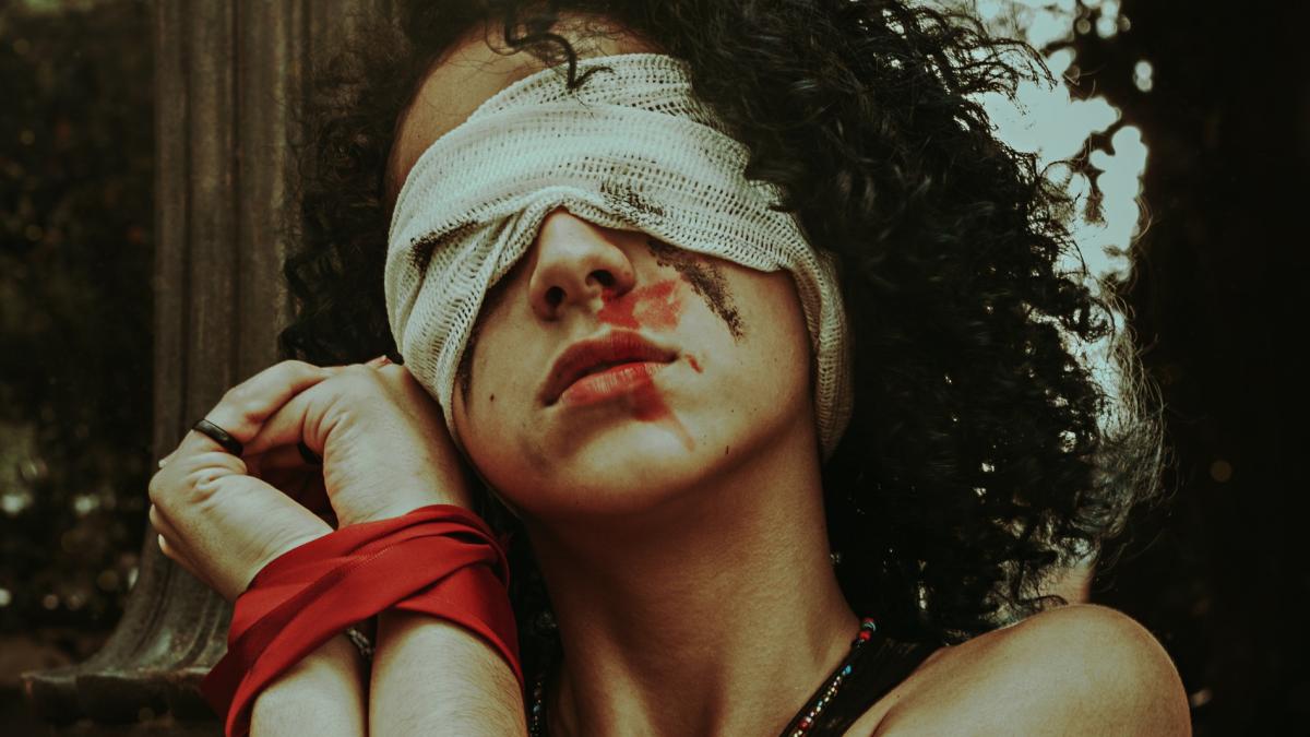 femeie--romanca--batuta--violata--sange--agresata--violata--legat