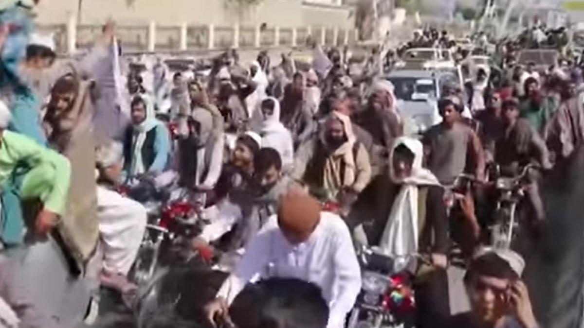 afganistan--talibanii-pregatesc-o-mare-parada-militara-cu-echipamente-americane