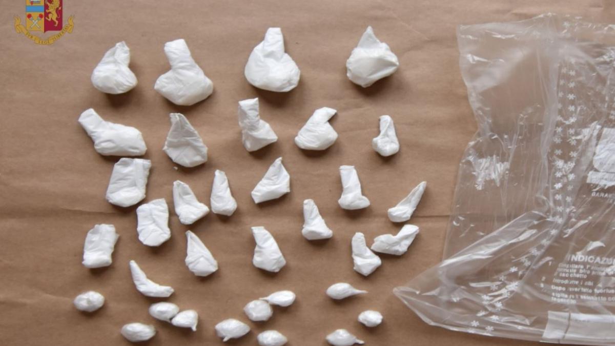 italia--o-romanca-si-partenerul-sau--distribuitori-de-cocaina--in-parcarea-unui-centru-comercialprc-c2prc-a0