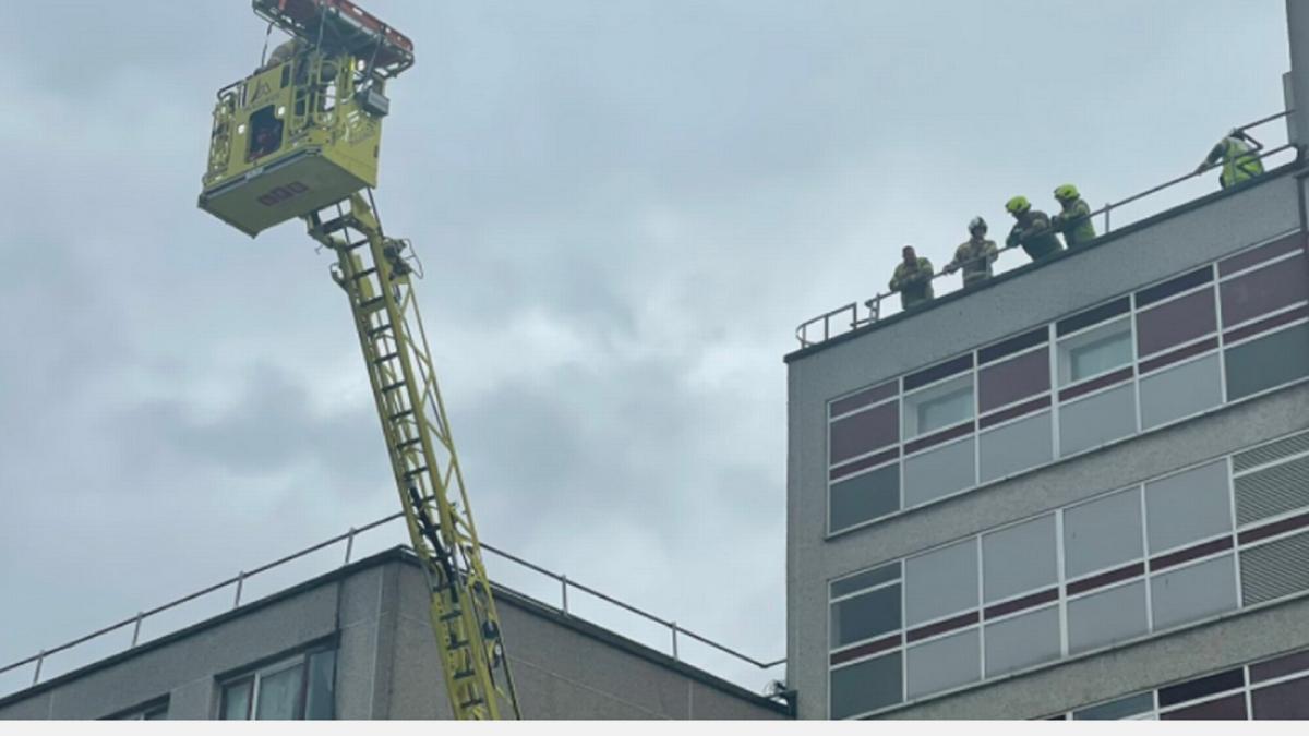 marea-britanie--un-muncitor-roman-a-cazut-de-pe-o-scara--pompierii-au-intervenit-cu-o-macara