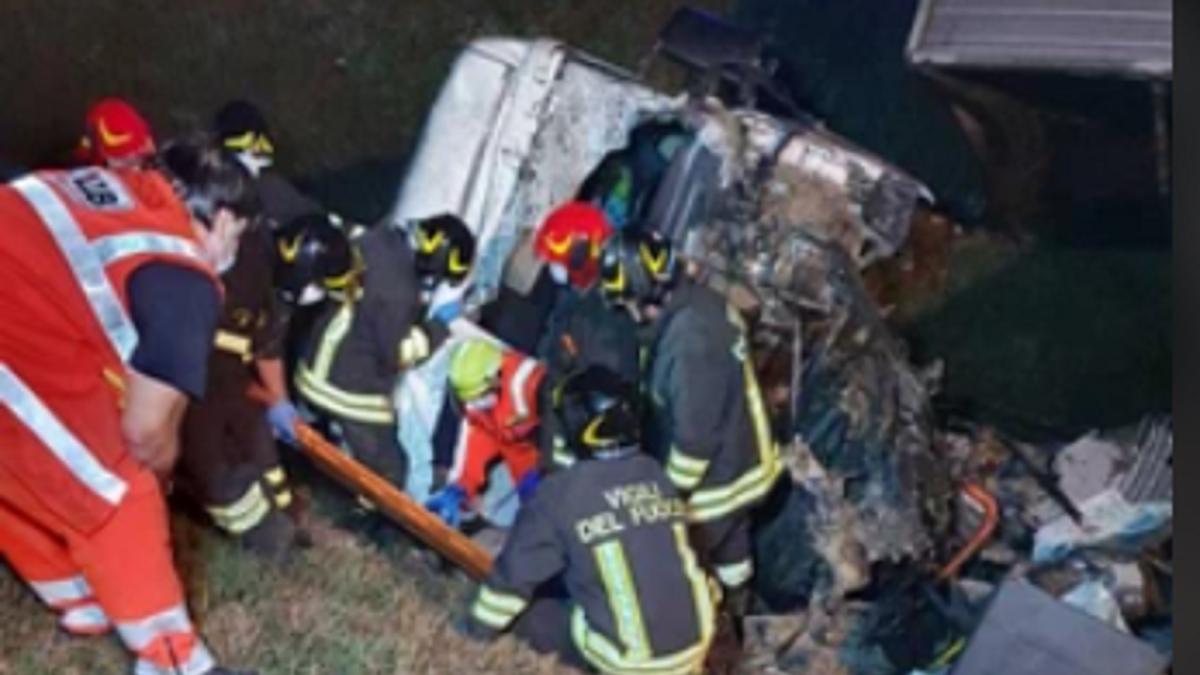 italia--sofer-roman-de-tir--la-un-pas-de-moarte-dupa-ce-s-a-prabusit-cu-mastodontul