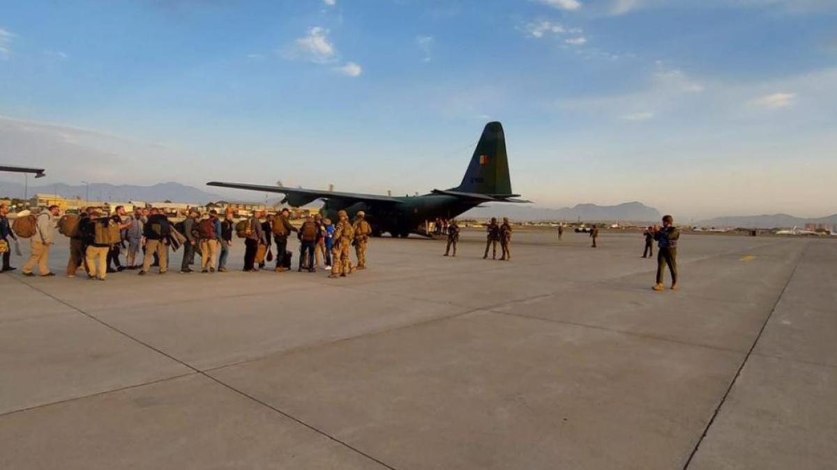 romanii--salvati-din-afganistan--ajung-la-bucuresti-cu-aeronava-fortelor-aeriene-romane