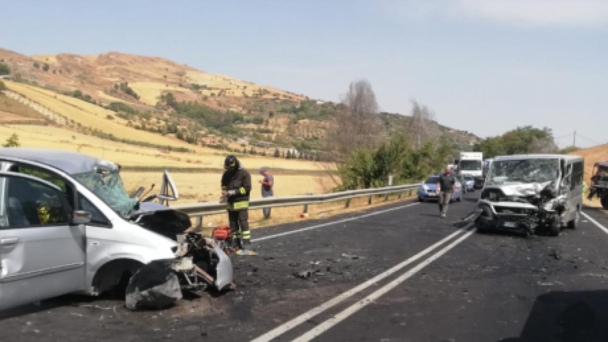 un-mort-si-doi-raniti-intr-un-grav-accident-rutier-pe-dn2--circulatia-rutiera-a-fost-intrerupta