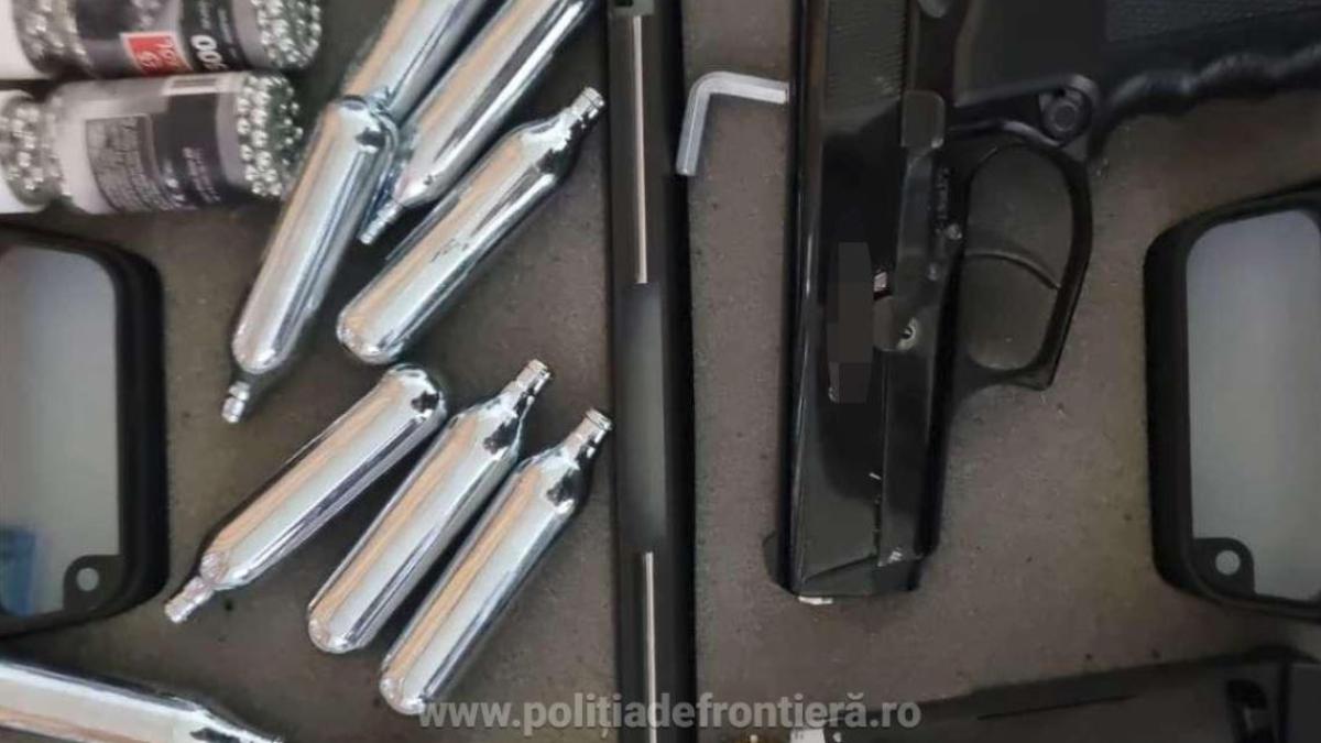 un-pistol-cu-aer-comprimat-si-500-de-proiectile-metalice--gasite-in-bagajele-unui-roman-in-vama-giurgiu