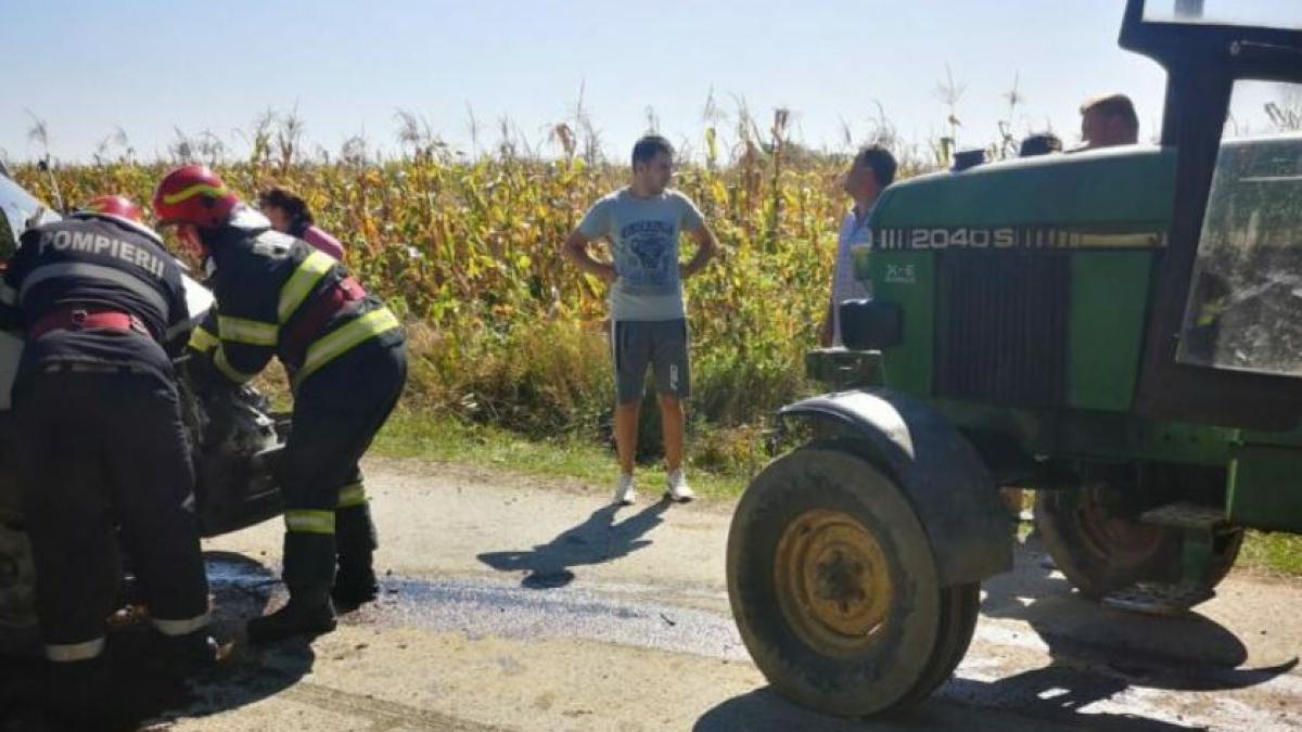 sot-si-sotie--raniti-intr-un-accident-rutier--automobilul-in-care-se-aflau--spulberat-de-un-tractor--sursa---romania24-ro
