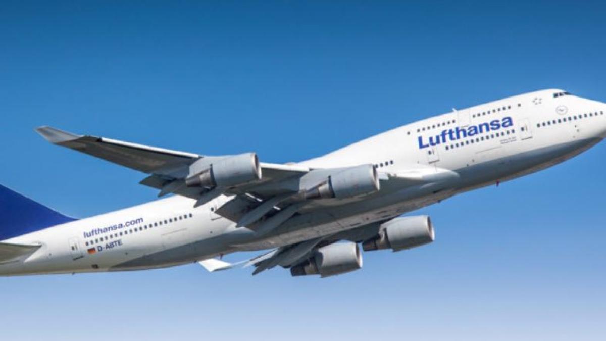 avionul-care-transporta-echipa-nationala-a-germaniei--aterizare-de-urgenta--aeronava-a-avut-probleme-tehnice-la-8400-de-metri