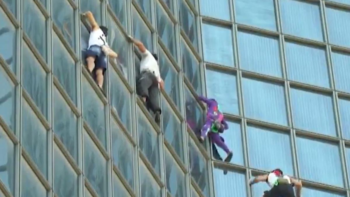 franta--patru-barbati-au-escaladat--fara-echipamente--un-turn-din-paris--ca-protest-fata-de-certificatul-covid