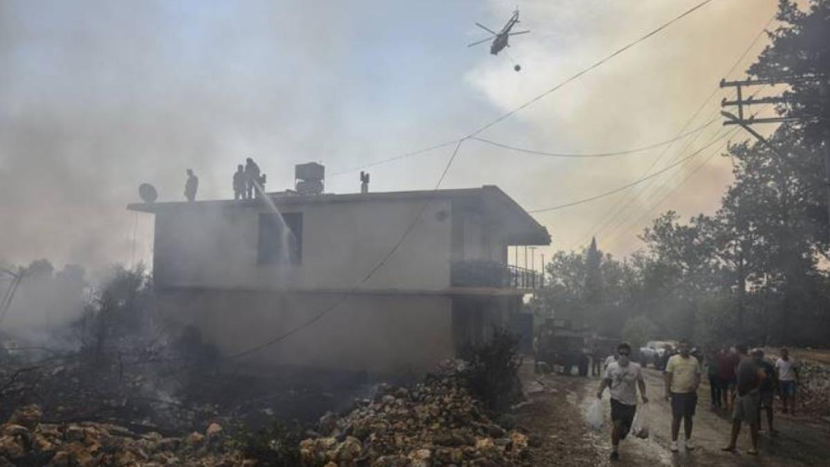 spania--circa-500-de-turisti--evacuati-dintr-o-statiune-in-urma-unui-incendiu-de-vegetatie