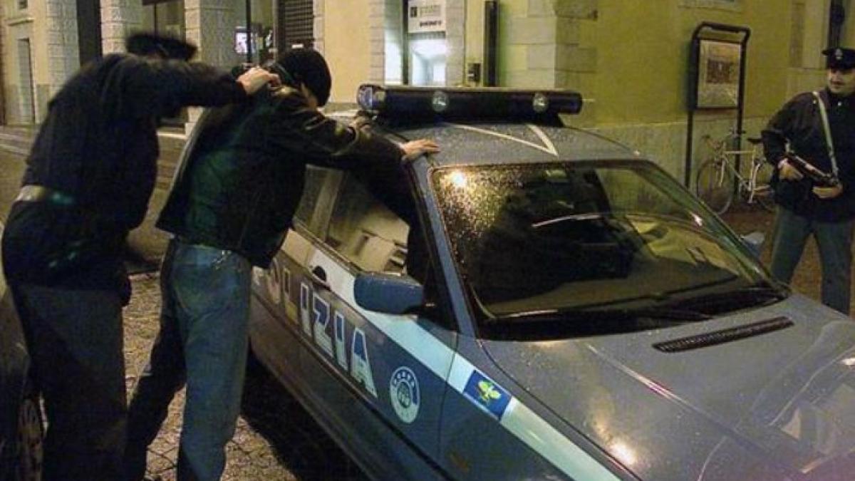 italia--un-roman-l-a-ranit-pe-managerul-unui-bar-cu-o-sticla--apoi-a-jefuit-o-masina-parcata