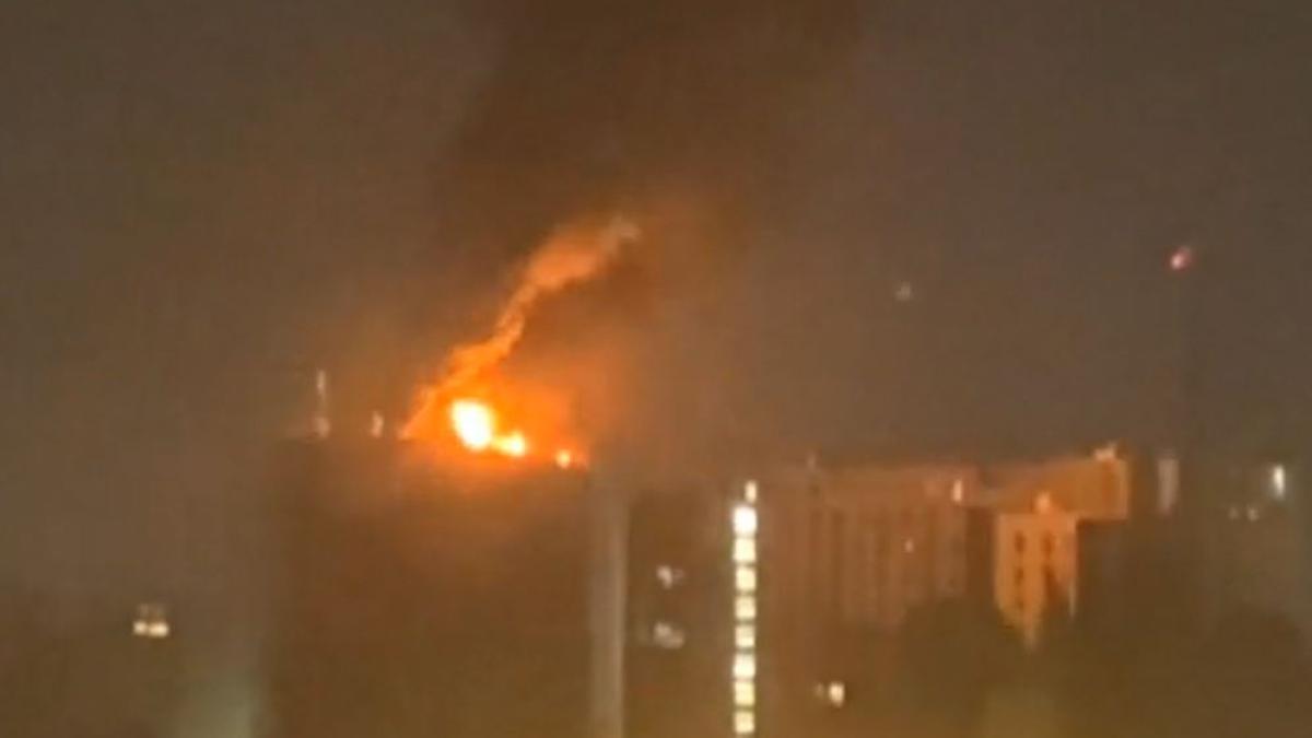 incendiu-puternic-in-bucuresti--un-bloc-de-12-etaje-a-luat-foc--coloanele-de-fum-si-flacarile-se-vad-la-zeci-de-kilometri