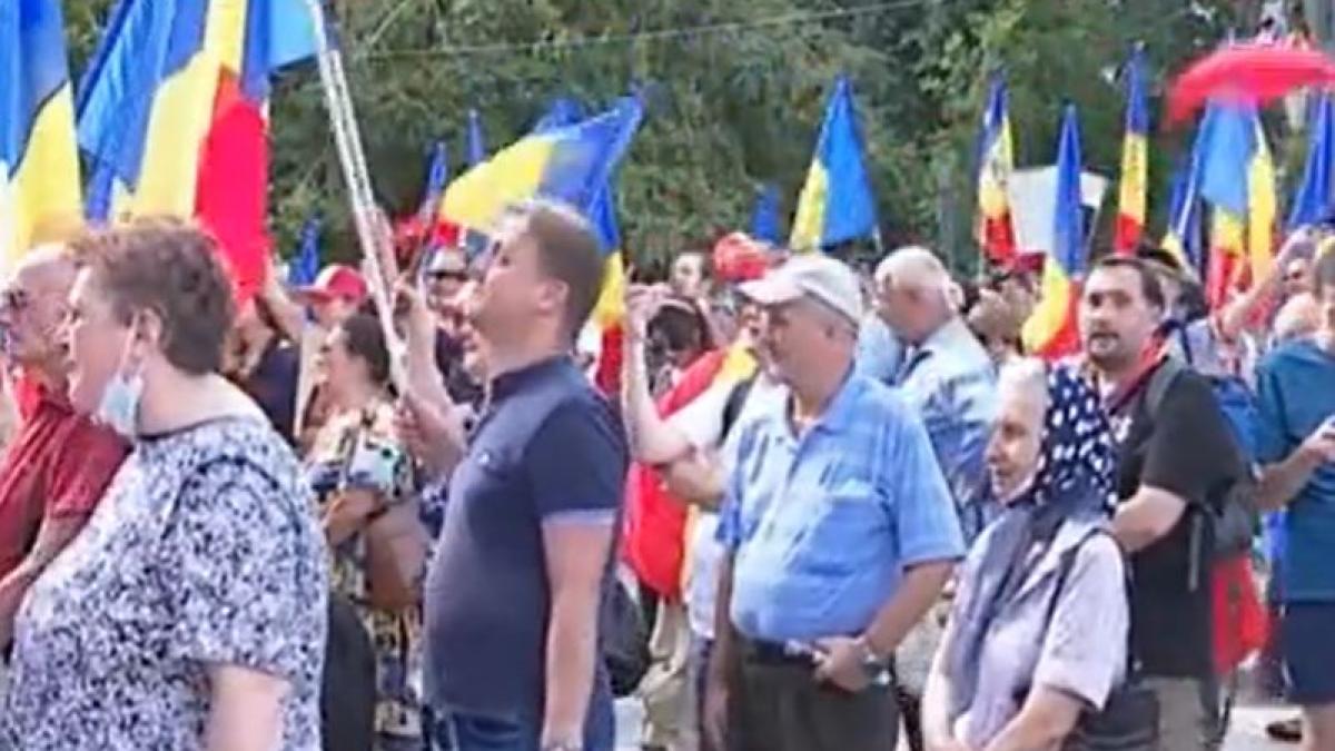 protest-in-piata-universitatii-fata-de-restrictiile-impuse-in-scoli