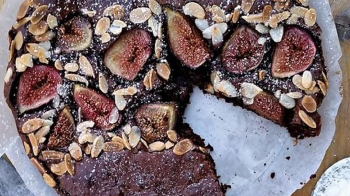 tarta-delicioasa-cu-ciocolata-si-smochine--un-desert-irezistibil-si-rafinat