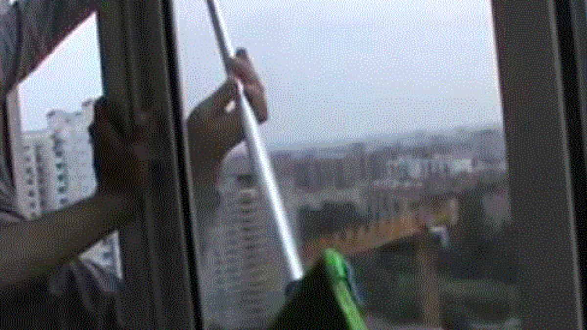 o-femeie-de-74-de-ani-a-cazut-de-la-etajul-trei--in-timp-ce-spala-geamurile