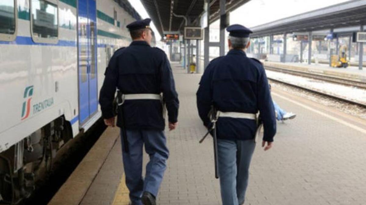 italia--doua-romance-faceau-bani-din-aer--intr-o-gara-feroviara--carabinierii-le-au-stricat-afacerea