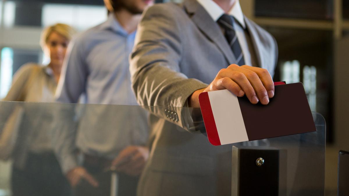 marea-britanie--un-profesor-roman--vaccinat-cu-ambele-doze--nu-a-reusit-sa-iasa-din-regat--erorile-nhs-afecteaza-mii-de-oameni