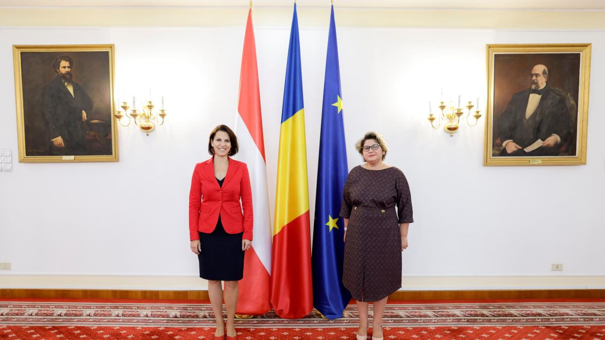 karoline-edtstadler-stanga---iulia-matei--mae