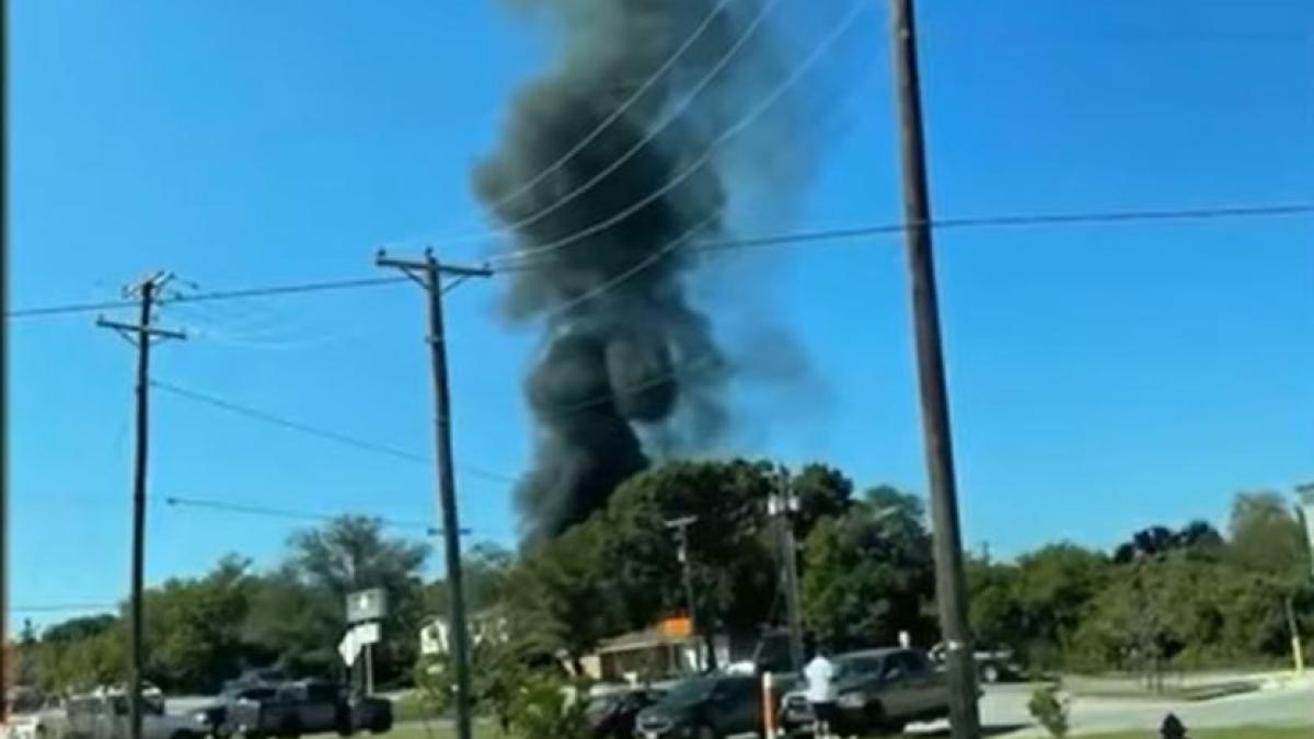 un-avion-militar-s-a-prabusit-in-curtea-unei-case-din-texas--pilotii-au-fost-spitalizati