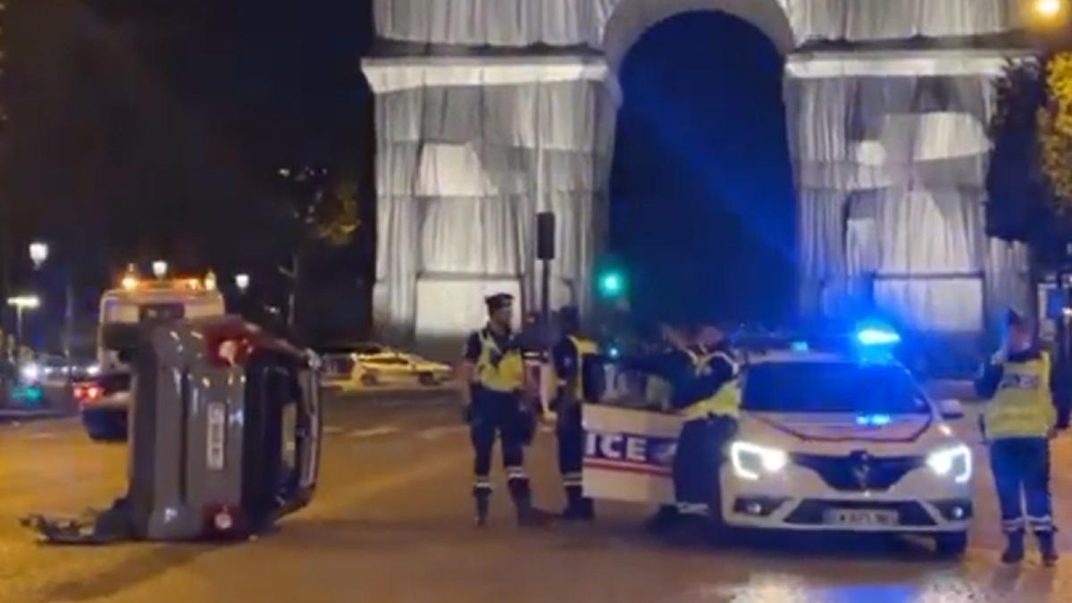 Franța. O şoferiţă a lovit cu mașina trecătorii de pe Champs-Elysees. Mai multe victime - VIDEO
