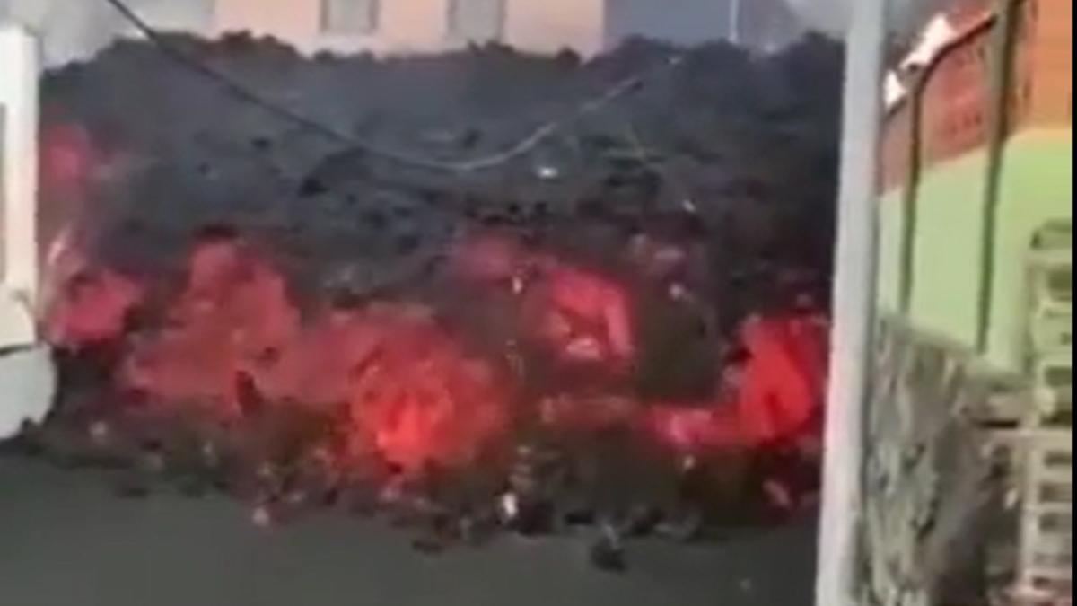 spania--imagini-groaznice-dupa-eruptia-cumbre-vieja-din-la-palma--sute-de-case--drumuri-si-culturi--inghitite-de-lava---video