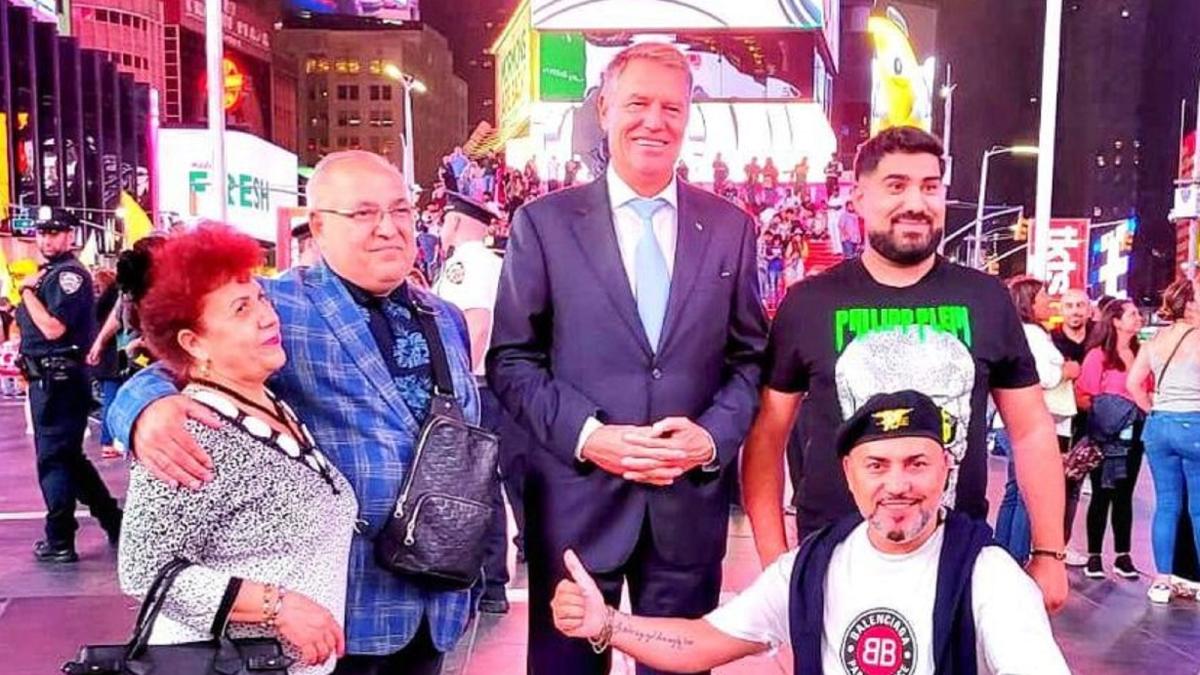 manelistul-sorinel-pustiu--poza-alaturi-de-klaus-iohannis--in-new-york