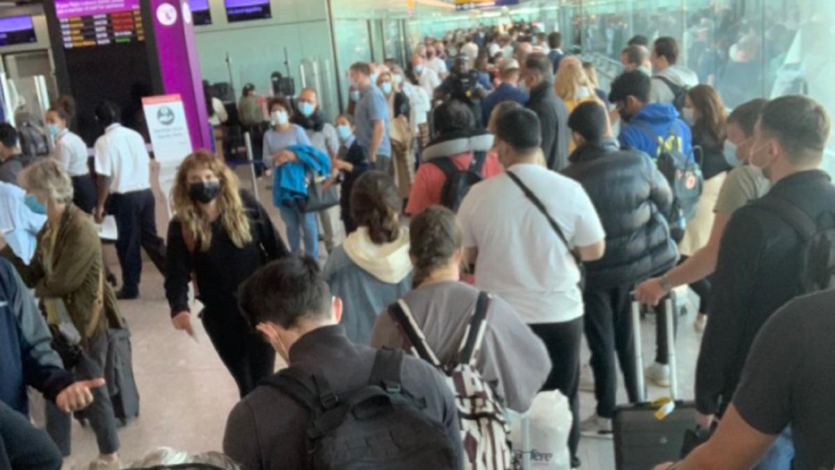 haos-pe-aeroporturile-din-marea-britanie--sute-de-pasageri-asteapta-la-cozi-imense---foto