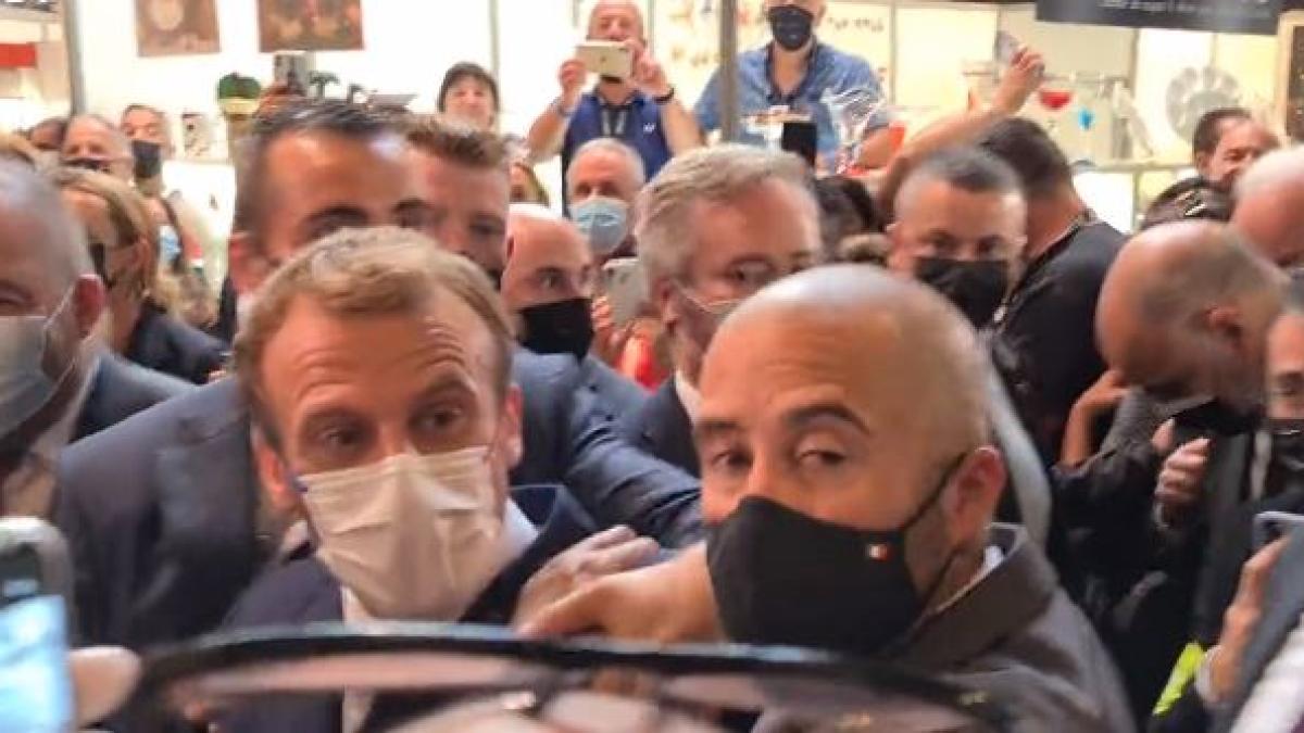 presedintele-frantei--emmanuel-macron--atacat-cu-un-ou-la-o-expozitie-din-lyon