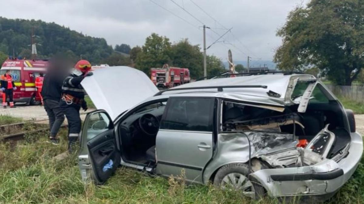 doi-romani--raniti-intr-un-accident-feroviar--autoturismul-in-care-se-aflau--lovit-de-tren-in-judetul-suceava