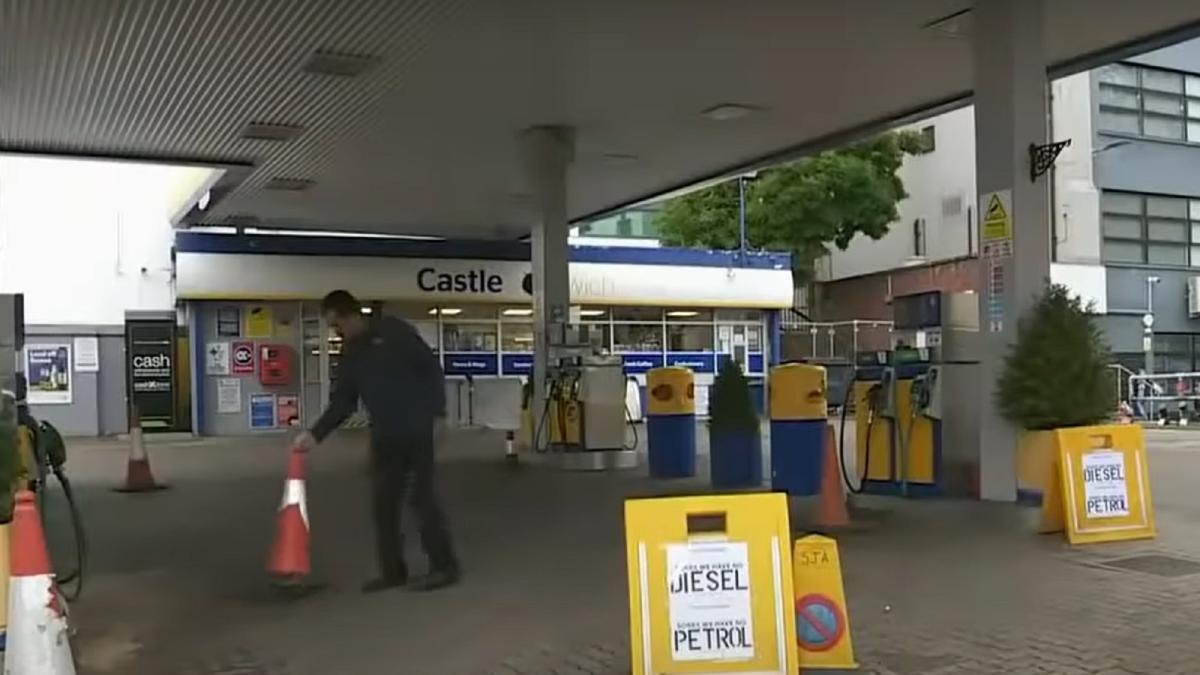 ministrul-transporturilor-din-marea-britanie--apel-catre-automobilisti-va-rog-sa-nu-mai-veniti-cu-sticle-de-apa-la-benzinarii