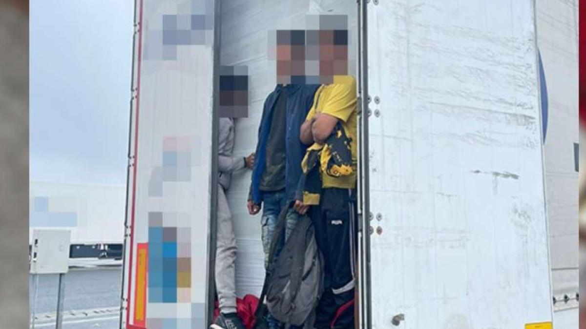 trei-camioane--oprite-in-vama-nadlac--zeci-de-migranti--depistati-in-compartimentele-pentru-marfa