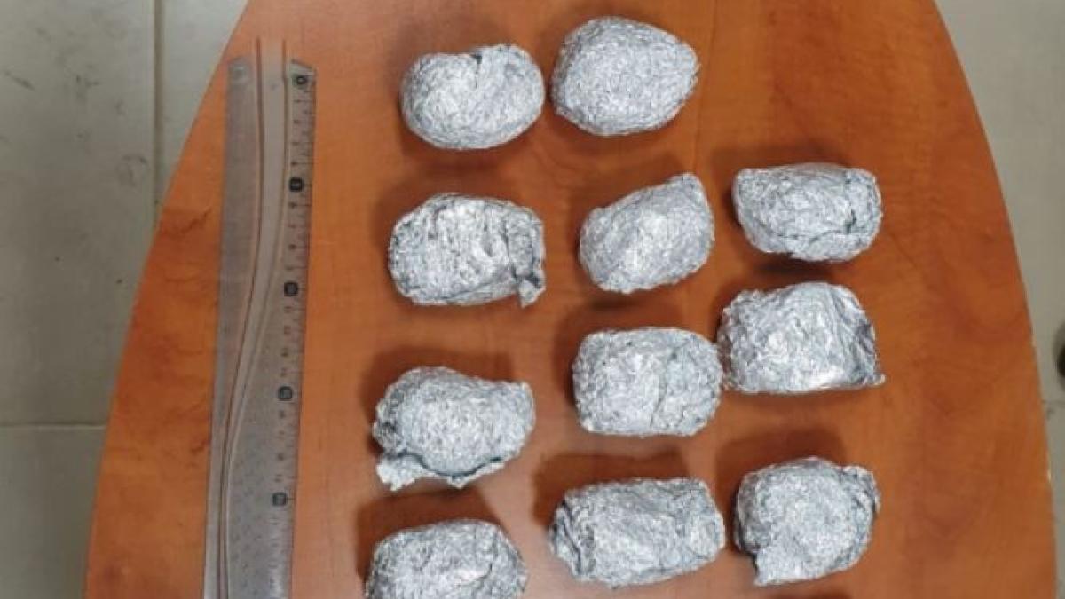 roman--arestat-in-timp-ce-ridica-colete-trimise-din-olanda--cutiile-era-pline-cu-substante-psihoactive