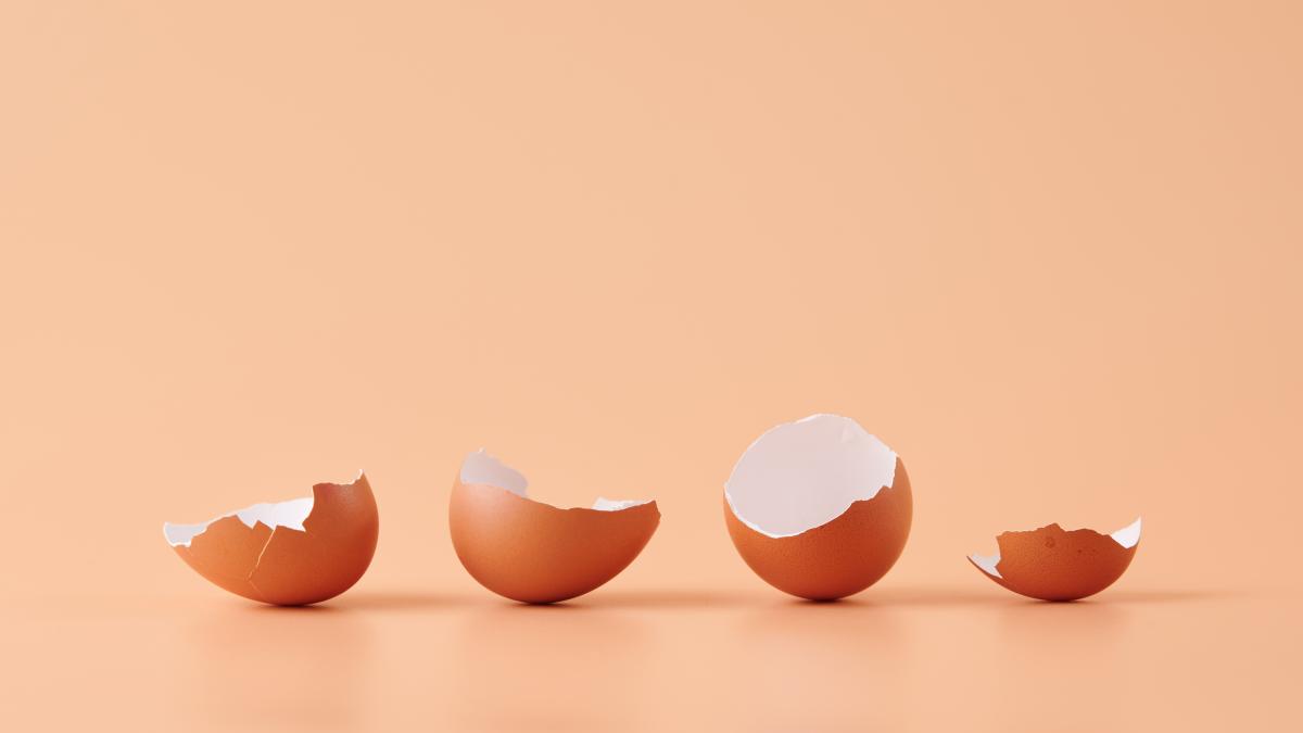 zdrobeste-coaja-unui-ou-fiert--adaugati-apa-calda-si-o-picatura-de-detergent-de-vase-si-agitati-bine--rezultat-incredibil