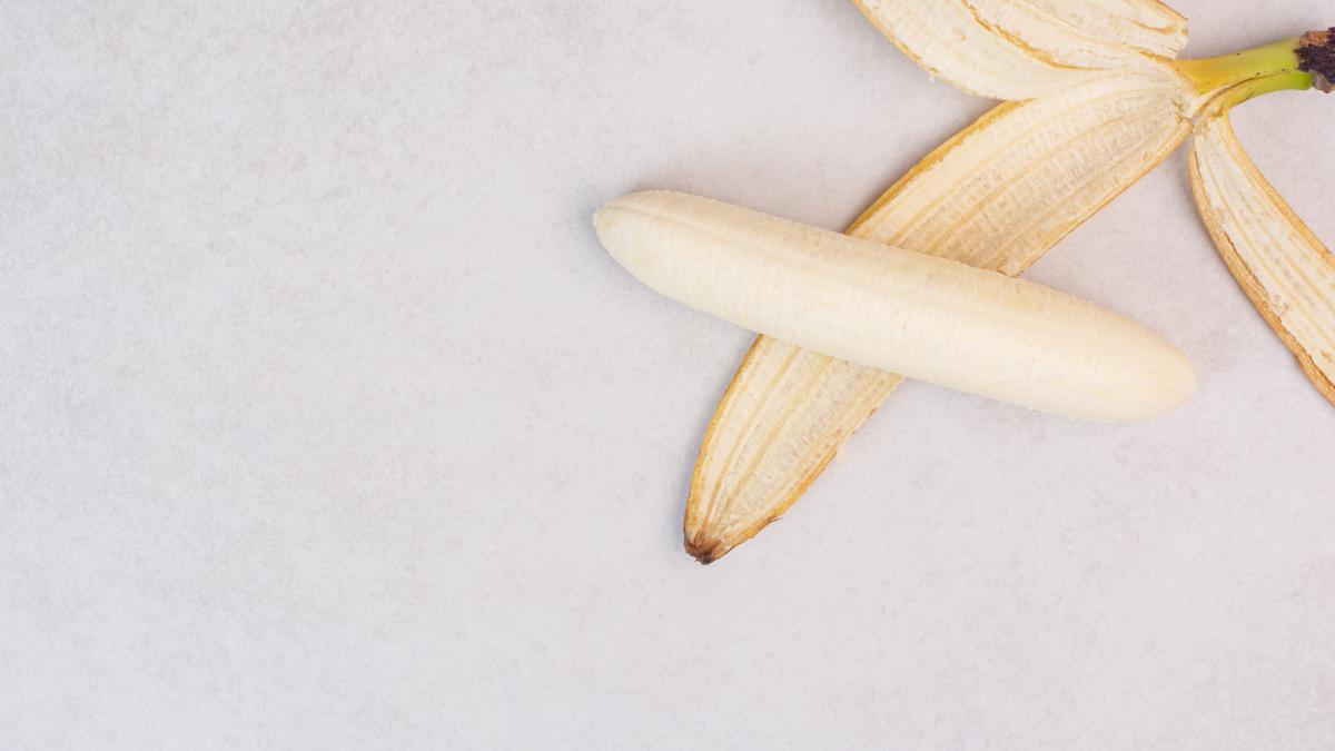 asezati-cateva-coji-de-banane-sub-carne--inainte-de-a-o-introduce-in-cuptor--un-truc-incredibil-pentru-friptura-ta