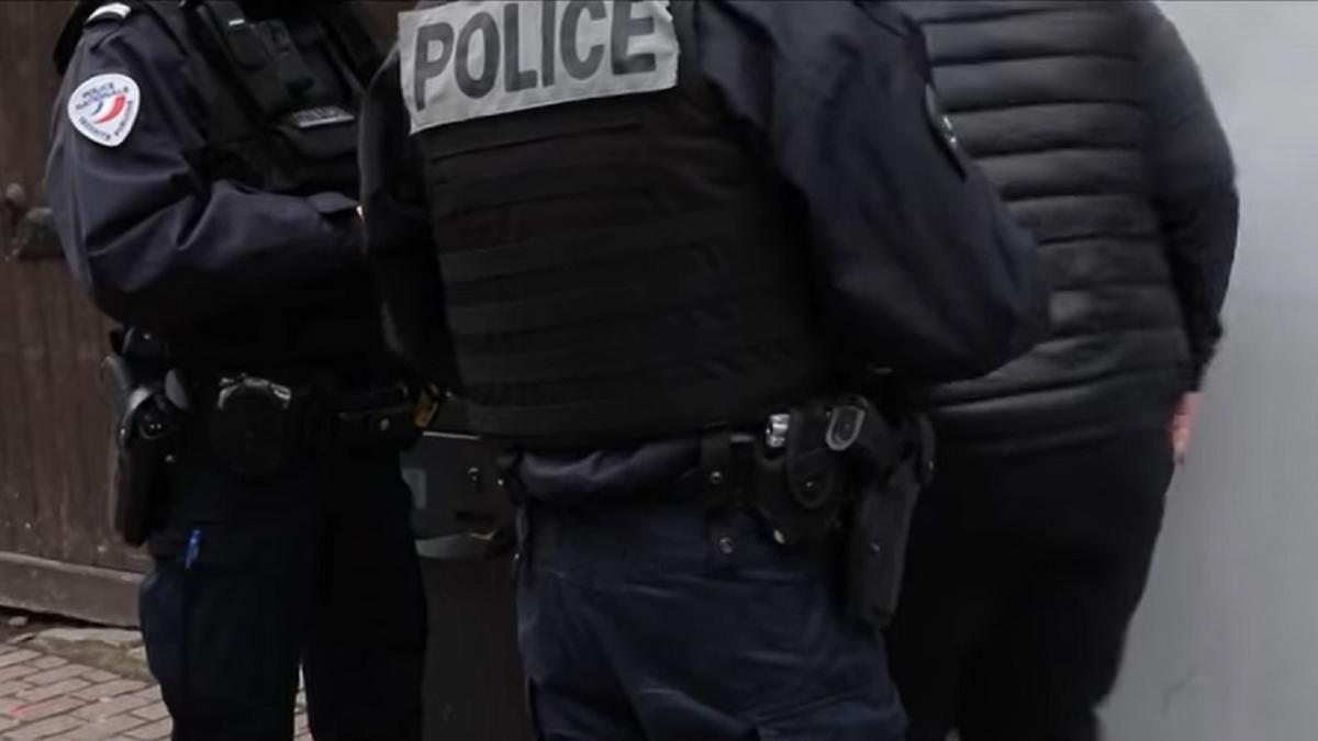 franta--microbuz-cu-romani--blocat-de-politisti--toti-pasagerii--arestati-pe-loc