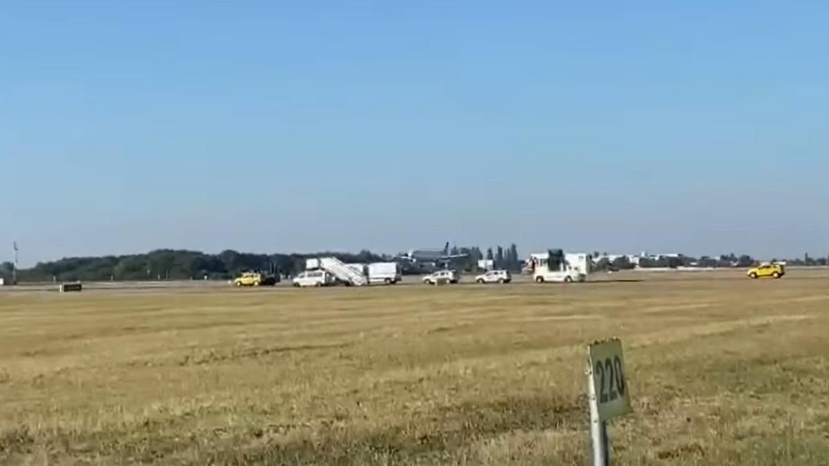 un-avion-a-aterizat-de-urgenta-pe-otopeni--echipajele-au-intervenit-rapid