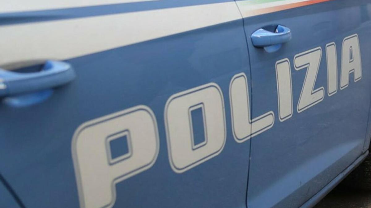 italia--romanca--prinsa-la-furat-intr-un-magazin-de-cosmetice--femeia-ascundea-bunurile-in-caruciorul-fiicei-sale