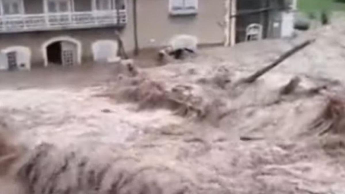 inundatii-de-proportii-in-italia-si-franta--apa-a-acoperit-cu-drumurile-si-a-luat-pe-sus-masinile