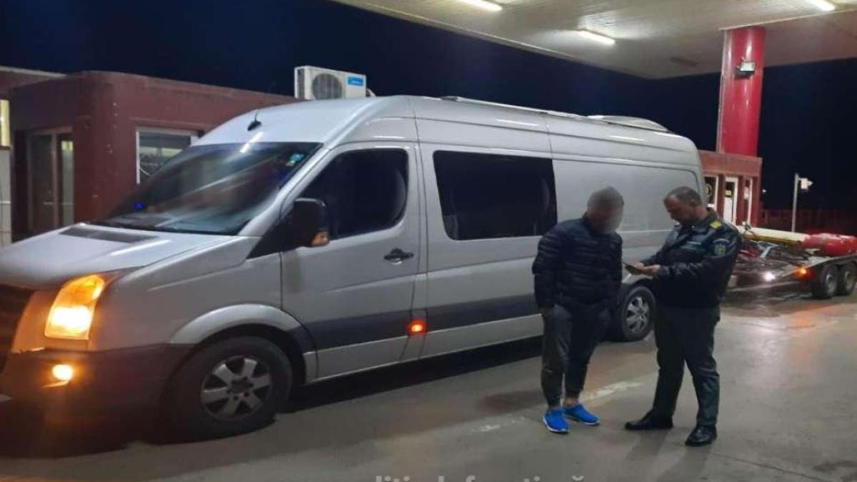 microbuz--oprit-la-iesirea-din-tara--soferul--luat-la-intrebari-de-politistii-de-frontiera