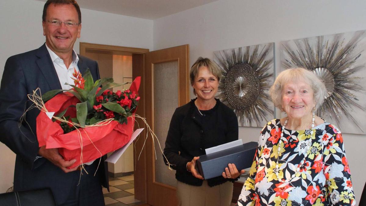 27239590-gratulation-zum-100-geburtstag-ob-andreas-haas-und-die-stellvertretende-landraetin-martina-drechsler-wuenschen-frieda-babiak-alles-gute-q96b