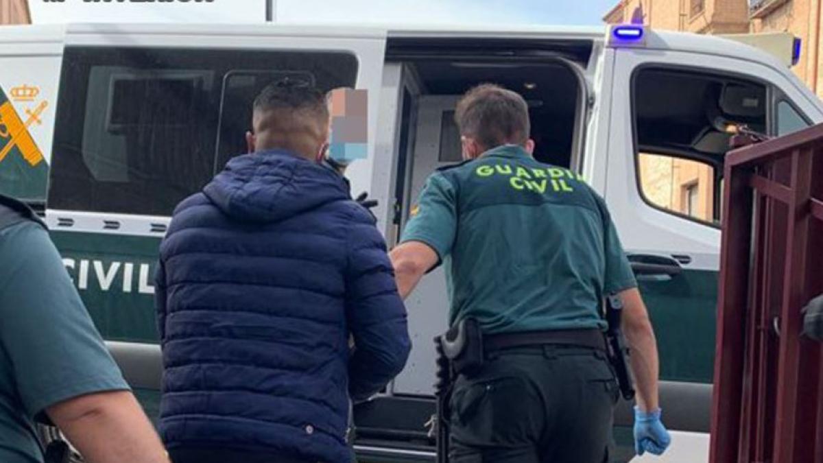 spania--patru-romani-au-jefuit-o-crama--barbatii-au-sustras-mai-multe-sticle-de-vin-si-un-telefon-mobil