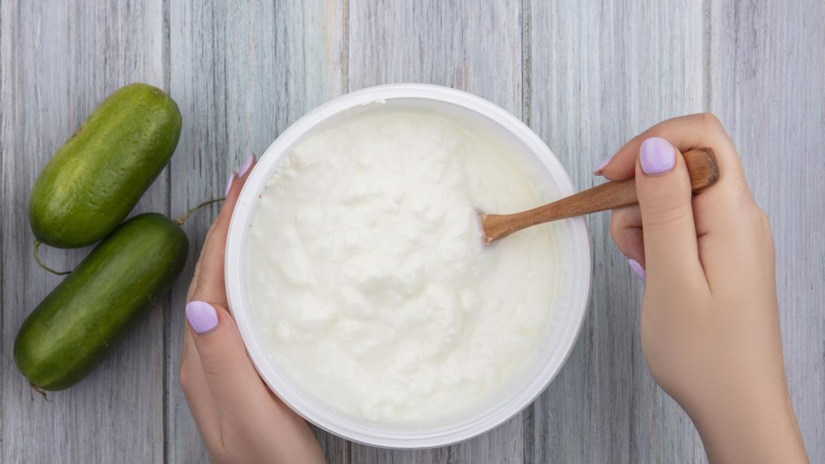 pune-cinci-picaturi-de-otet-si-jumatate-de-castravete-intr-un-iaurt--tenul-tau-va-arata-mai-bine-ca-niciodata
