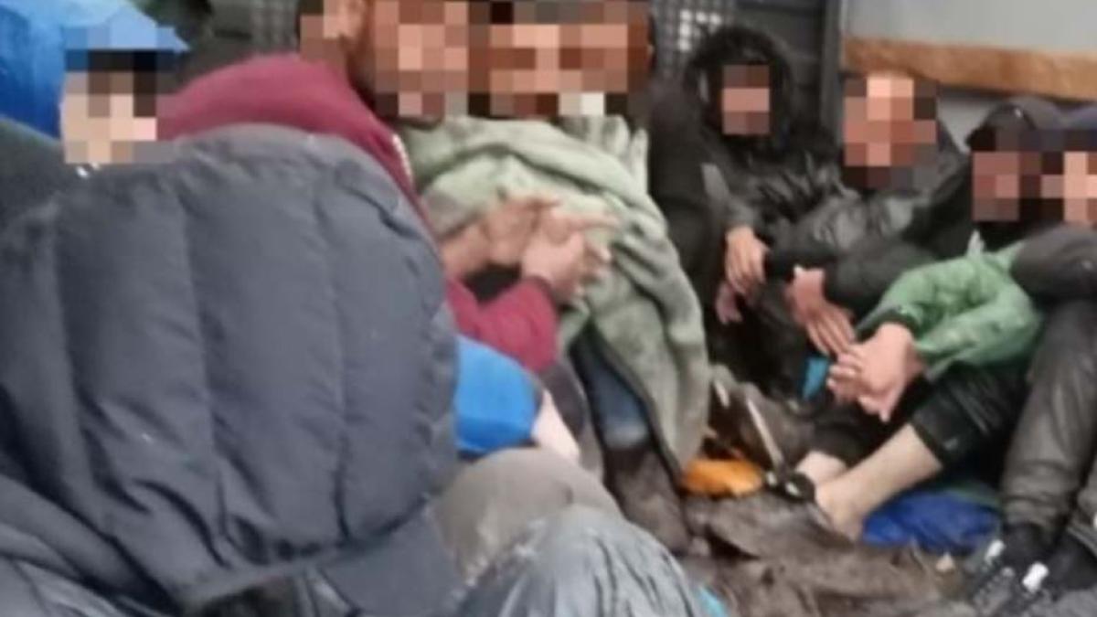 ungaria--camion--condus-de-un-roman--oprit-in-trafic-de-politisti--soferul-transporta--ilegal--zeci-de-migranti