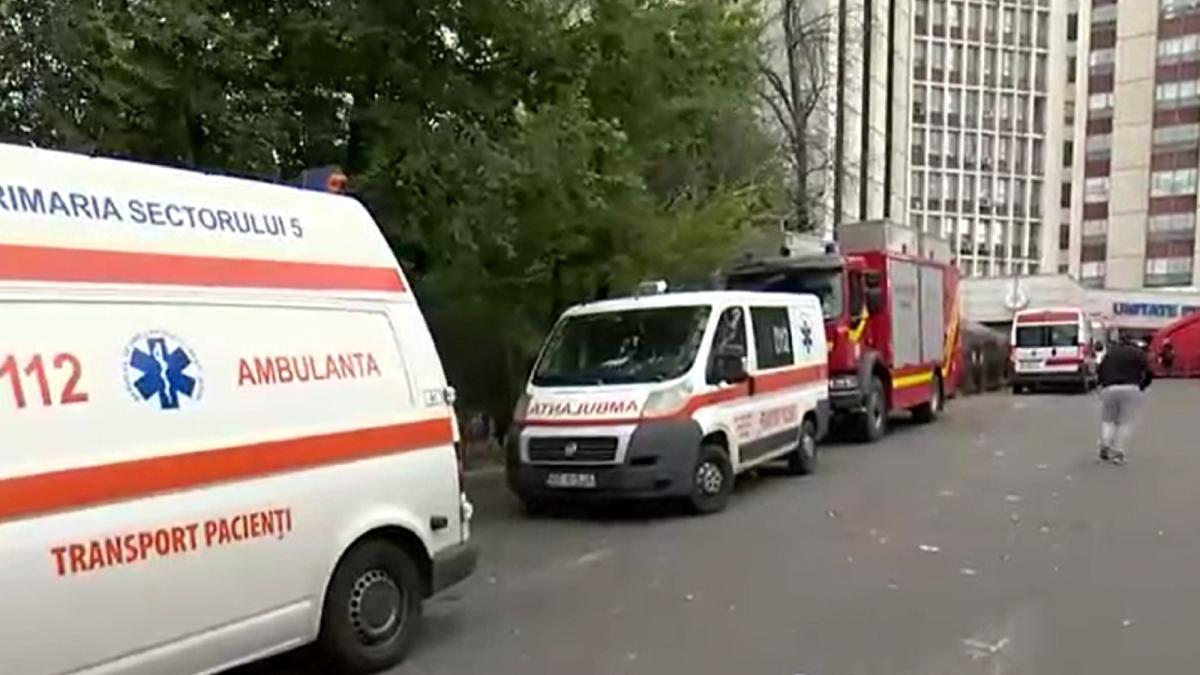 cozi-uriase-de-ambulante-la-spitalului-universitar--bolnavii-stau-pe-scaun--cu-masca-de-oxigen-romania-e-acum-in-scenariul-italiei